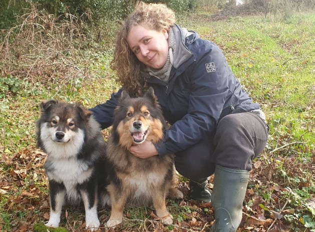 Lisa dans un pré avec ses deux chiens