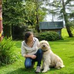 Hélène et sa chienne, complices, dans le jardin.