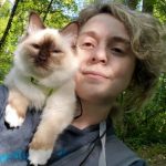 Umi, sur l'épaule de sa maitresse Elodie