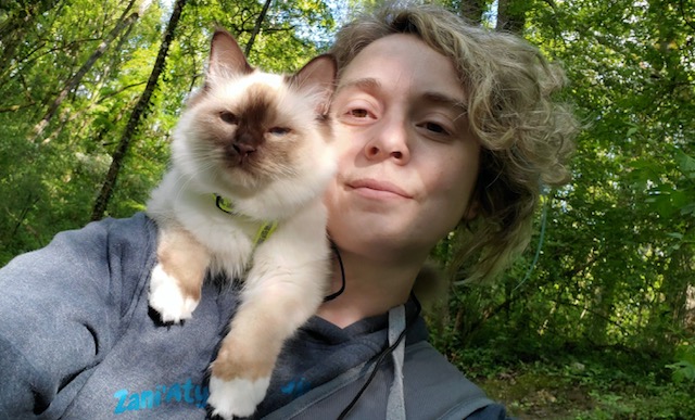 Umi, sur l'épaule de sa maitresse Elodie